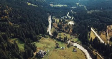 Karpat Dağları'nda orman şehrin hava dron görüntüleri. Güzel manzaralı video kameraya üstten uçan ile vurdu. Aktif Turizm için seyahat hedef. 