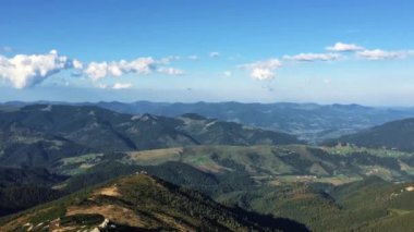 Güzel dağ park panorama Karpatlar sonbaharda vurdu. Hedef görüntüleri Ukrayna Karpat Dağları'nın seyahat. Bulutlu mavi gökyüzü ve parlak güneşin altında yüksek tepeler.