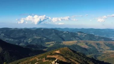 Güzel dağ park panorama Karpatlar sonbaharda vurdu. Hedef görüntüleri Ukrayna Karpat Dağları'nın seyahat. Bulutlu mavi gökyüzü ve parlak güneşin altında yüksek tepeler.
