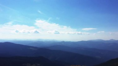 Güzel dağ park panorama Karpatlar sonbaharda vurdu. Hedef görüntüleri Ukrayna Karpat Dağları'nın seyahat. Bulutlu mavi gökyüzü ve parlak güneşin altında yüksek tepeler.