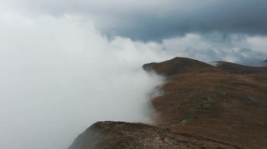 Dramatik bulutlar ve Karpatlar Dağları'nda yoğun sis güzel görüntüleri. Soğuk sonbahar günü Güney Avrupa'nın dağ üstüne. Ukrayna doğanın güzelliği. Kötü hava için yürüyüş.