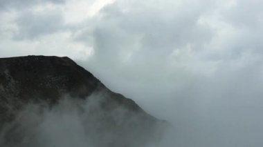 Dramatik bulutlar ve Karpatlar Dağları'nda yoğun sis güzel görüntüleri. Soğuk sonbahar günü Güney Avrupa'nın dağ üstüne. Ukrayna doğanın güzelliği. Kötü hava için yürüyüş.