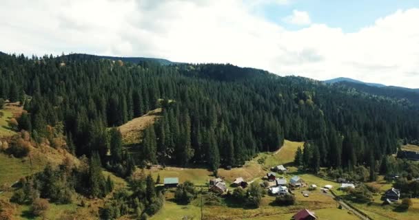 Belles Images Aériennes Drones Petite Ville Montagneuse Entourée Montagnes Des — Video