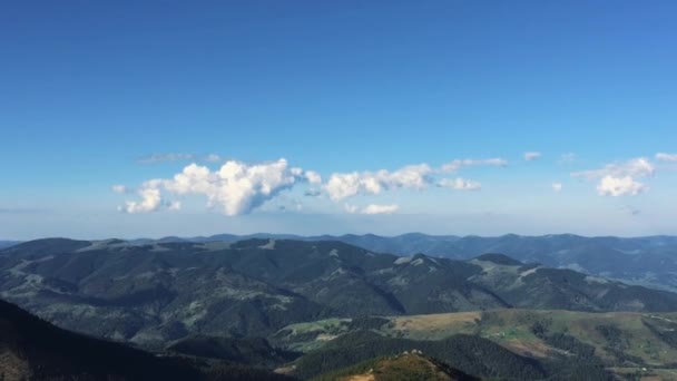 カルパティア山脈の美しい山公園パノラマは秋に撮影 ウクライナ西部のカルパチア山脈の先映像を旅行します 曇りの青い空と輝く太陽の下で高い丘 — ストック動画