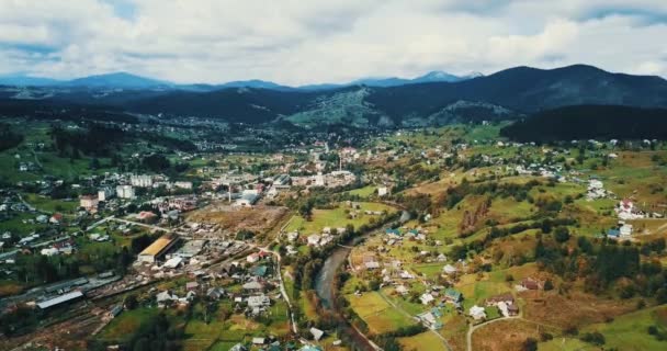 Imagens Aéreas Drones Cidade Florestal Nas Montanhas Dos Cárpatos Bela — Vídeo de Stock