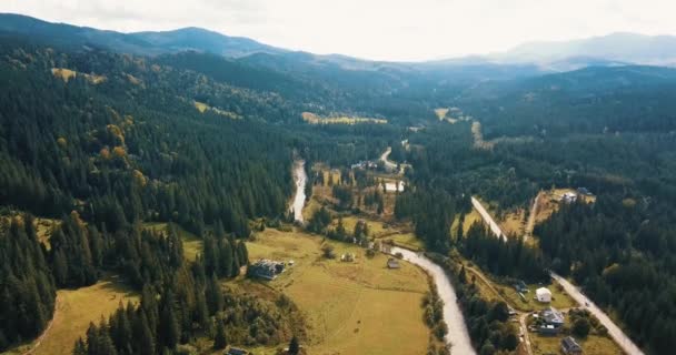 Imagens Aéreas Drones Cidade Florestal Nas Montanhas Dos Cárpatos Bela — Vídeo de Stock