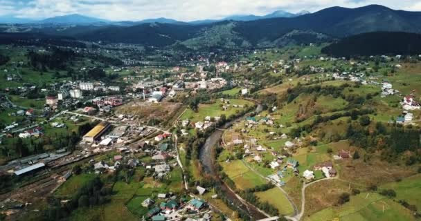 Imagens Aéreas Drones Cidade Florestal Nas Montanhas Dos Cárpatos Bela — Vídeo de Stock