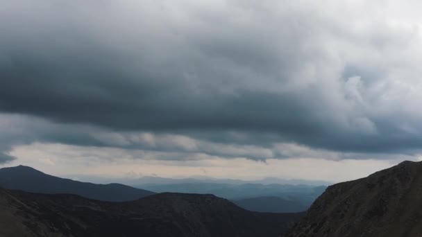Bellissimo Filmato Nuvole Drammatiche Nebbia Pesante Nelle Montagne Dei Carpazi — Video Stock