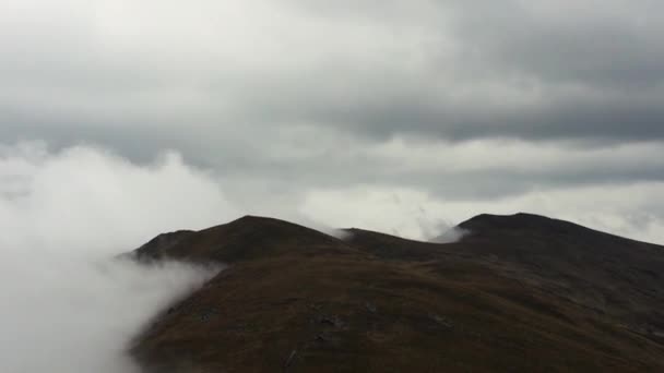 Hermosas Imágenes Nubes Dramáticas Niebla Pesada Las Montañas Cárpatos Día — Vídeo de stock