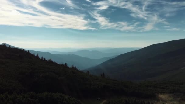 在山上美丽的日落视频 太阳在欧洲南部的喀尔巴泰自然公园的山上降落 徒步旅行者和活跃游客的旅游目的地 享受乌克兰的自然美景 — 图库视频影像