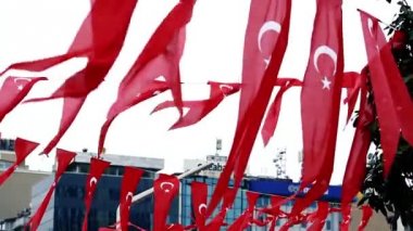 Istanbul, Türkiye - 2 Mayıs, 2018: geleneksel Türk kırmızı ve beyaz bayraklar ip üzerinde. Popüler turistik alan Taksim Cumhuriyet'ın ulusal sembolü ile dekore edilmiş.