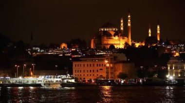 Istanbul, Türkiye - 3 Mayıs, 2018: güzel yeni Yeni Cami Nehri Boğaziçi geceleri üzerinde. Minare kuleli geleneksel İslami Tapınağı.