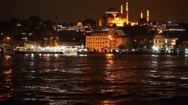 Istanbul, Türkiye - 3 Mayıs, 2018: güzel yeni Yeni Cami Nehri Boğaziçi geceleri üzerinde. Minare kuleli geleneksel İslami Tapınağı.