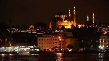 Istanbul, Türkiye - 3 Mayıs, 2018: güzel yeni Yeni Cami Nehri Boğaziçi geceleri üzerinde. Minare kuleli geleneksel İslami Tapınağı.
