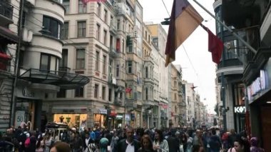 Istanbul, Türkiye - 6 Mayıs, 2018: popüler turistik alan Türk büyük şehirlerde Taksim Meydan. Meşgul gece hayatı, alışveriş ve yemek Uluslararası turist yürümek çevrede ile kalabalık ilçesi.