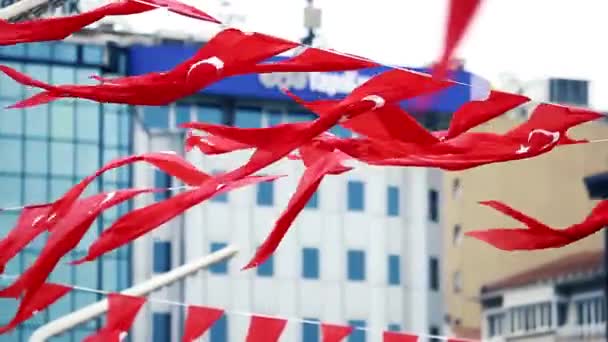 イスタンブール トルコ 2018 ロープで伝統的なトルコの赤と白のフラグ トルコ共和国の国のシンボルで飾られた人気観光地タクシム — ストック動画