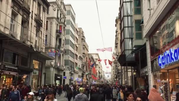 イスタンブール トルコ 2018 主要なトルコ都市で人気のある Taskim 地区道路の上を歩く観光客の群れ 有名なショッピングとエンターテイメントのエリアの映像 — ストック動画