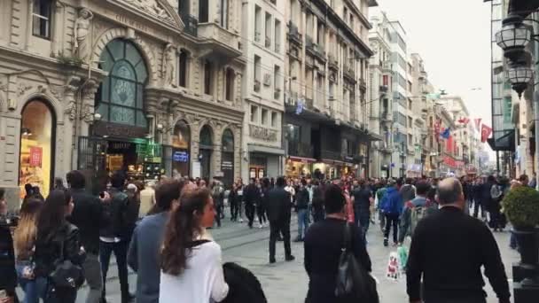 이스탄불 2018 Taksim Meydan 도시에서 주위를 관광객 들으로 붐비는 — 비디오