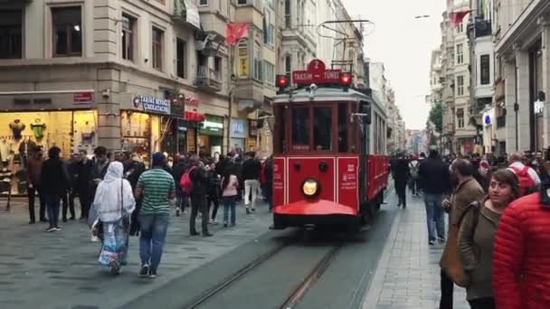 イスタンブール トルコ 2018 主要なトルコ都市で人気のある観光タクシム地区を通って有名な赤いトラムに乗る 道を歩いて観光客の群れ — ストック動画