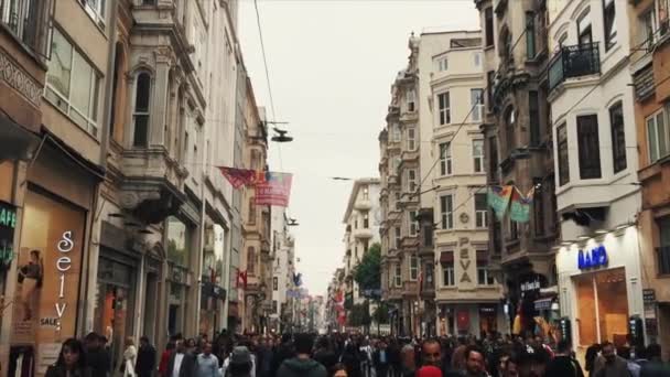 土耳其伊斯坦布尔 2018年5月6日 土耳其主要城市 Taksim Meydan 的热门旅游区 繁忙的夜生活 购物和用餐区挤满了国际游客四处走动 — 图库视频影像