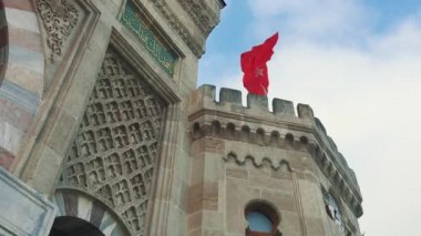 Istanbul, Türkiye - 2 Mayıs, 2018: Türkiye Cumhuriyeti ulusal bayrak parlak kırmızı ve beyaz renkler rüzgar Istanbul Üniversitesi üzerinde yer alan kutup gurur.