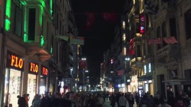 İSTANBUL, TURKEY: insanlar gece sokakta yürüyorlar