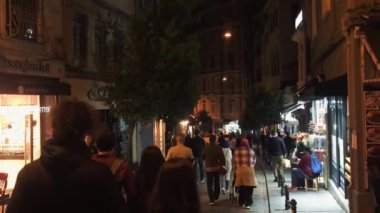 İSTANBUL, TURKEY: insanlar gece sokakta yürüyorlar