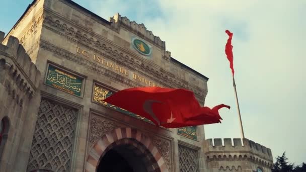 土耳其伊斯坦布尔 2018年5月2日 位于伊斯坦布尔大学电线杆上的鲜红色和白色土耳其共和国国旗在风中拍马屁 — 图库视频影像