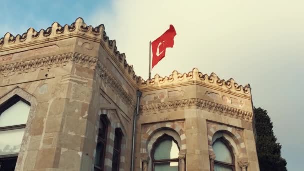 イスタンブール トルコ 2018 イスタンブール大学にあるポールに風でお世辞色の明るい赤と白のトルコ共和国の国旗 — ストック動画