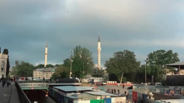 Istanbul Turquia Maio 2018 Rua Cidade Com Torres Minarete Mesquita — Vídeo de Stock