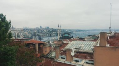 Istanbul, Türkiye - 3 Mayıs, 2018: Istanbul 'un eski şehir bölgesi. Evler, çatılar ve şehir sokakları yukarıdan.