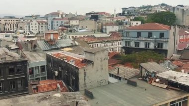 Istanbul, Türkiye - 3 Mayıs, 2018: Istanbul 'un eski şehir bölgesi. Evler, çatılar ve şehir sokakları yukarıdan.