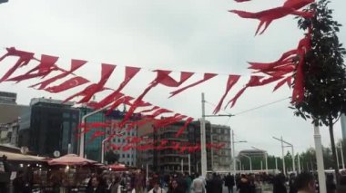 Istanbul, Türkiye - 6 Mayıs, 2018: şehir sokak dekore edilmiş beyaz ayda ip ile Ulusal Türk kırmızı bayraklı. Taksim bölgesinde başkanlık seçimleri için geleneksel kentsel dekorasyon. 