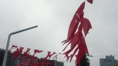 Istanbul, Türkiye - 6 Mayıs, 2018: şehir sokak dekore edilmiş beyaz ayda ip ile Ulusal Türk kırmızı bayraklı. Taksim bölgesinde başkanlık seçimleri için geleneksel kentsel dekorasyon. 