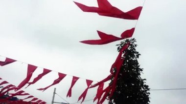 Istanbul, Türkiye - 6 Mayıs, 2018: şehir sokak dekore edilmiş beyaz ayda ip ile Ulusal Türk kırmızı bayraklı. Taksim bölgesinde başkanlık seçimleri için geleneksel kentsel dekorasyon. 