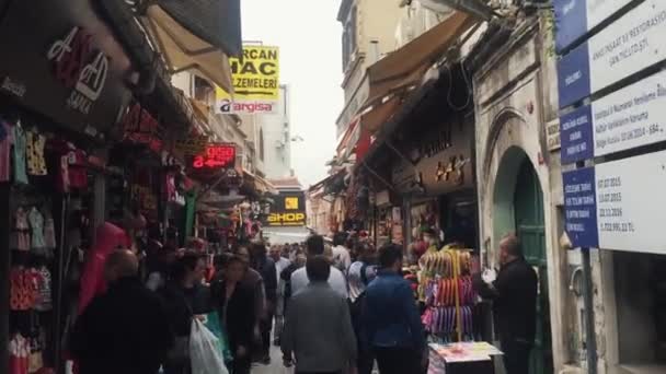 土耳其伊斯坦布尔 2018年5月3日 世界著名的土耳其大集市市场 历史悠久的地区挤满了在商店里转悠购买纪念品的游客 — 图库视频影像