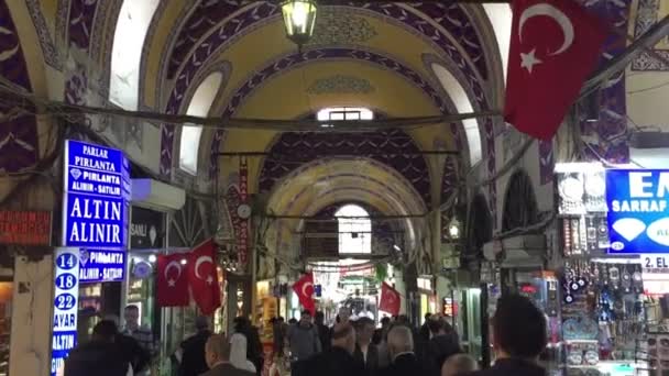 土耳其伊斯坦布尔 2018年5月5日 土耳其主要城市伊斯坦布尔的大集市 人们带着纪念品在古代市场的商店里散步 传统的土耳其购物镜头 — 图库视频影像