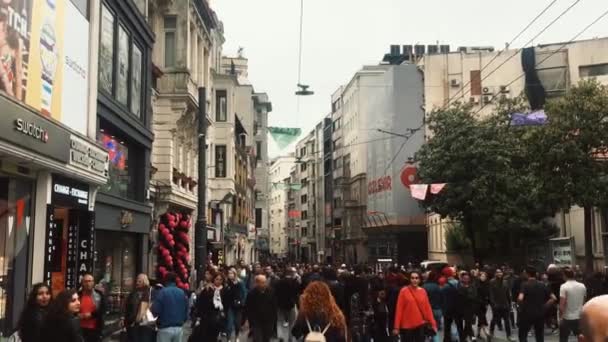 이스탄불 2018 Taksim Meydan 도시에서 주위를 관광객 들으로 붐비는 — 비디오