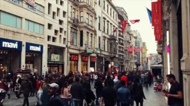 Istanbul, Türkiye - 6 Mayıs, 2018: popüler turistik alan Türk büyük şehirlerde Taksim Meydan. Meşgul gece hayatı, alışveriş ve yemek Uluslararası turist yürümek çevrede ile kalabalık ilçesi. 