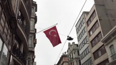 Istanbul, Türkiye - 6 Mayıs, 2018: Türkiye'nin ulusal bayrak direği üzerinde düz. Parlak kırmızı renkli beyaz ay ve yıldız ile Türk sembolü.