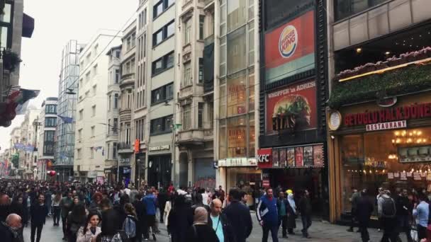 土耳其伊斯坦布尔 2018年5月6日 土耳其主要城市 Taksim Meydan 的热门旅游区 繁忙的夜生活 购物和用餐区挤满了国际游客四处走动 — 图库视频影像