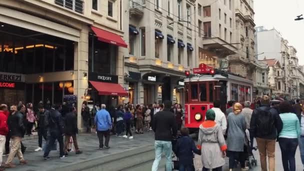 Istanbul Törökország Május 2018 Piros Villamos Lovagol Keresztül Népszerű Turisztikai — Stock videók