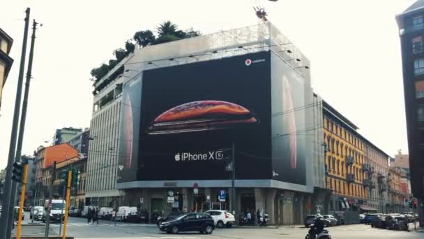 ミラノ イタリア 2018 イタリア街のアップル ストアに新しいアップル Iphone 広告バナー 高級スマート フォン ショップで — ストック動画