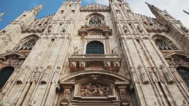 Milan, İtalya - 12 Ekim, 2018: Duomo görüntüleri veya Büyükşehir Katedrali-Bazilikası merkezi Milano City Saint Mary İsa'nın doğuşu. Güzel Katolik Tapınağı, en büyük İtalyan mermer Kilisesi.