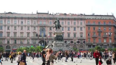 Milan, İtalya - 12 Ekim, 2018: Kral Victor Emmanuel II merkezi Milano Lombardia içinde heykeli ile güzel Piazza del Duomo Meydanı. Popüler turistik alan İtalyan moda başkenti. 