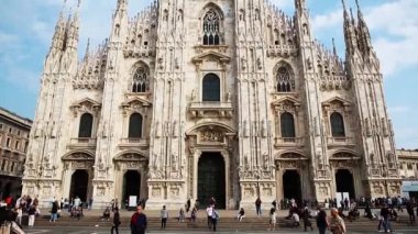 Milan, İtalya - 12 Ekim, 2018: Duomo görüntüleri veya Büyükşehir Katedrali-Bazilikası merkezi Milano City Saint Mary İsa'nın doğuşu. Güzel Katolik Tapınağı, en büyük İtalyan mermer Kilisesi.