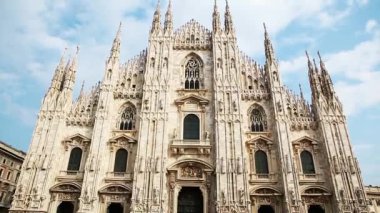 Milan, İtalya - 12 Ekim, 2018: Duomo görüntüleri veya Büyükşehir Katedrali-Bazilikası merkezi Milano City Saint Mary İsa'nın doğuşu. Güzel Katolik Tapınağı, en büyük İtalyan mermer Kilisesi.