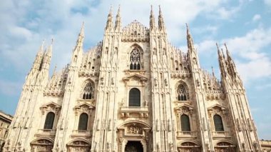 Milan, İtalya - 12 Ekim, 2018: Duomo görüntüleri veya Büyükşehir Katedrali-Bazilikası merkezi Milano City Saint Mary İsa'nın doğuşu. Güzel Katolik Tapınağı, en büyük İtalyan mermer Kilisesi.
