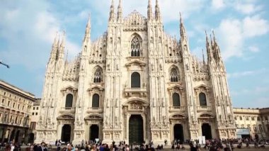 Milan, İtalya - 12 Ekim, 2018: Duomo görüntüleri veya Büyükşehir Katedrali-Bazilikası merkezi Milano City Saint Mary İsa'nın doğuşu. Güzel Katolik Tapınağı, en büyük İtalyan mermer Kilisesi.
