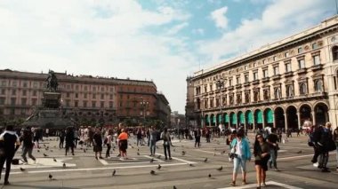 Milan, İtalya - 12 Ekim, 2018: Kral Victor Emmanuel II merkezi Milano Lombardia içinde heykeli ile güzel Piazza del Duomo Meydanı. Popüler turistik alan İtalyan moda başkenti. 